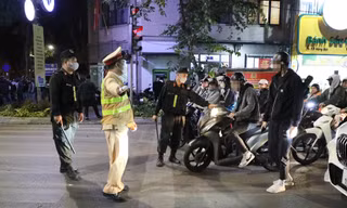 'Quái xế' tuổi học sinh cúi đầu hối lỗi khi gặp cảnh sát 141 hóa trang