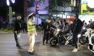 'Quái xế' tuổi học sinh cúi đầu hối lỗi khi gặp cảnh sát 141 hóa trang