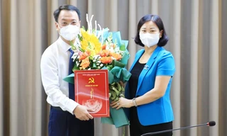 Phó Bí thư Thường trực Thành uỷ Hà Nội Nguyễn Thị Tuyến trao quyết định cho ông Trần Đình Cảnh