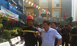 Sáng 23/3, ông Nguyễn Thành Phong, Chủ tịch UBND TP.HCM cũng đã có mặt tại chung cư Carina Plaza - nơi xảy ra hỏa hoạn