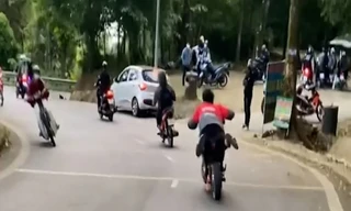 Thót tim cảnh nam thanh niên nằm trên yên xe máy điện đổ đèo Ba Vì