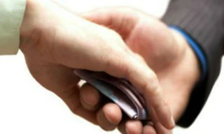 Một cảnh sát bị bắt vì nhận tiền doanh nghiệp