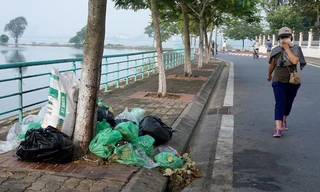 Hồ Tây từ xa xưa đã là thắng cảnh nổi tiếng đất Hà Thành với không gian mặt nước rộng hơn 500ha, được ví như lá phổi của Thủ đô. Nhưng những đống rác hôi thối được người dân xả bừa bãi bên con đường ven hồ làm xấu cảnh quan, gây ô nhiễm. Trong ảnh là một 