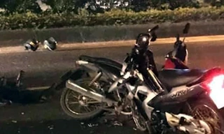 Hai cảnh sát cơ động cùng nam thanh niên bị thương tại hiện trường vụ tai nạn. Ảnh: Otofun. 