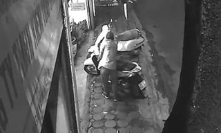 Tên trộm bẻ khóa cổ xe chỉ trong vài giây. Ảnh cắt từ clip