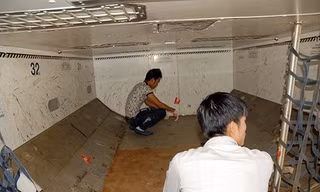 Lực lượng công an đưa hai nghi phạm đến hiện trường thực nghiệm điều tra