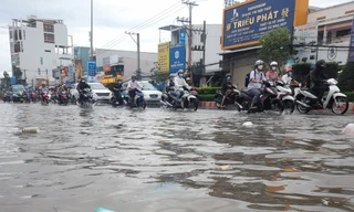 Triều cường lên cao, người dân Cần Thơ chật vật vượt ‘biển nước’ đến công sở