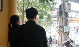 Gia đình tới đón người phụ nữ định tự tử