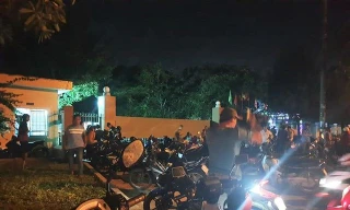 Người nhà nạn nhân kéo đến tập trung trước cổng Công ty bao bì Tấn Đạt