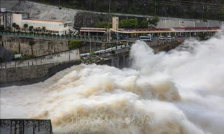 Đóng 2 cửa xả đáy hồ thủy điện Hòa Bình