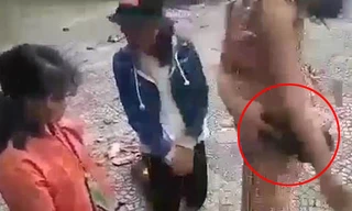 Em T. bắt 3 nữ sinh quỳ gối rồi đánh tới tấp vào người. Ảnh cắt từ clip