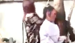 Hình ảnh người phụ nữ trộm đồ bị “ngược đãi”. Ảnh cắt từ clip