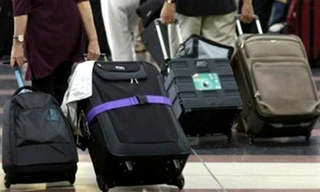 Soi chiếu hành lý không thấy khách nào mang nhiều tiền mặt. Ảnh minh họa