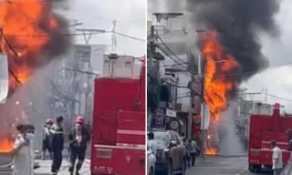 Khói lửa cuồn cuộn từ vụ cháy giữa trung tâm Cần Thơ