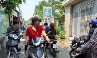 Người dân theo dõi công an khám nghiệm hiện trường