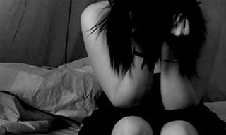 Dùng dao khống chế cô gái để hiếp dâm