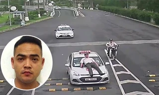 Bắt khẩn cấp lái xe taxi hất nhân viên bảo vệ lên nắp capo