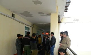 Sáng 8/4, rất đông người nhà nạn nhân Trang tập trung tại bệnh viện Đa khoa tỉnh Hà Tĩnh yêu cầu làm rõ việc Trang nhập viện trong tình trạng nguy kịch