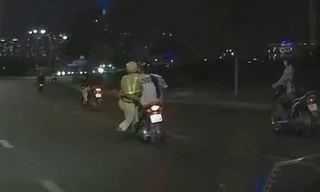 Kinh hoàng cảnh Đại úy CSGT bám vào xe máy đang chạy