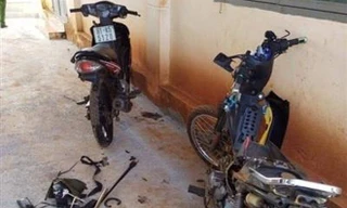 Hai xe máy của nhóm trộm chó bị đập phá