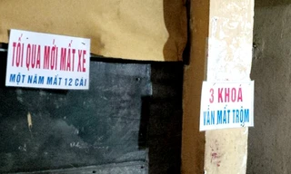 Cảnh bảo mất trộm xe treo ở chân cầu thang một khu tập thể cũ
