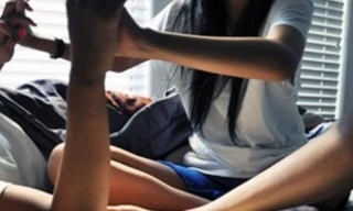 Bị mẹ bạn gái nhí bắt quả tang khi làm 'chuyện người lớn'