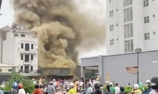 Sau tiếng nổ lớn, lửa bùng lên dữ dội tại dãy kho xưởng ở Đền Lừ