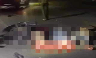 Chạy xe máy 'kẹp 3' rồi va chạm ô tô, 2 thanh niên tử vong