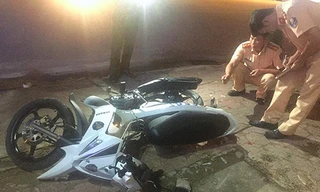 Xe máy công vụ của cảnh sát giao thông bị hư hỏng nặng sau cú tông của ôtô tải