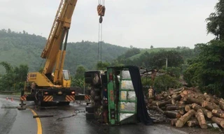 Xe tải bị lật trong đêm, 2 người thương vong