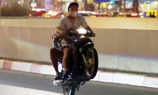 Hà Nội: Sống dọc cung đường 'quái xế' đua xe, thấy tiếng gầm rú là tim ngưng đập