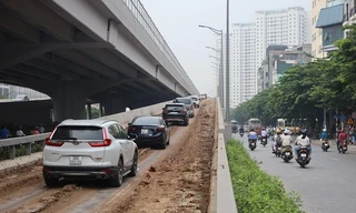 Đường dẫn lên vành đai 3 'ngập' bùn đất rơi vãi