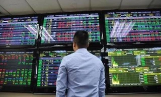 Cổ phiếu thép bất ngờ nổi sóng, thanh khoản 'tụt áp'