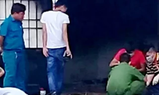 Công an khám nghiệm ngôi nhà xảy ra vụ việc