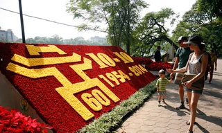 Để giảm tình trạng ô nhiễm, ách tắc giao thông, tạo không gian đẹp giúp bảo tồn, phát huy giá trị kiến trúc, văn hóa, lịch sử cho Hồ Gươm, nhiều kiến trúc sư đề xuất biến nơi đây thành khu vực đi bộ. Ảnh: Quý Đoàn