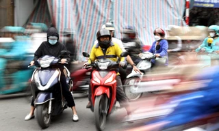 Dỡ barie ngõ nhỏ, người đi xe máy 'cắt' ngang dòng phương tiện để lên cầu vượt