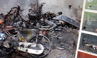 3 chiếc xe máy là tài sản đắt giá nhất của gia đình bà Thanh đã bị lửa thiêu rụi cùng với nhiều tài sản, đồ gia dụng trong nhà