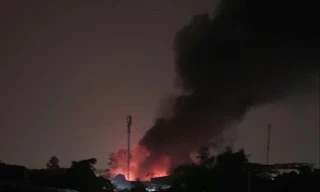 Kho xưởng tại Đông Anh cháy lớn, cột khói cuồn cuộn hàng trăm mét, cảnh sát bơm nước ao dập lửa