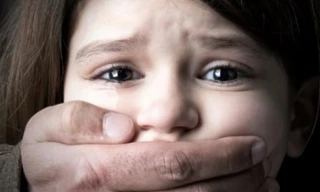 Người phụ nữ bịt mặt nghi bắt cóc bé trai 5 tuổi