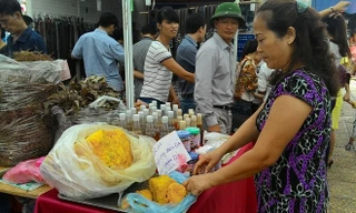 Mật ong hóa đá hiện có giá bán 800.000 đồng mỗi kg ở Hà Nội. Ảnh: Diệp Sa