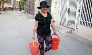 Bà Mơ đi xin nước về dùng tạm. Ảnh: Tuấn Minh