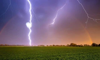 Đi làm gặp mưa dông, 2 vợ chồng bị sét đánh thương vong