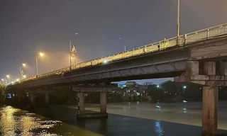 Nghi phạm bỏ trốn khỏi xe cảnh sát, nhảy xuống sông chết đuối