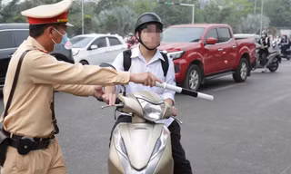 Vội đi thi, nam sinh lớp 11 ở Hà Nội lấy xe máy của bố đến trường