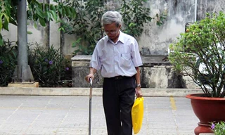 Nguyễn Khắc Thủy chống gậy đến phiên tòa phúc thẩm hôm 11/5