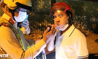 Sợ bị vợ mắng vì hút thuốc, tài xế dùng nước súc miệng và dính nồng độ cồn