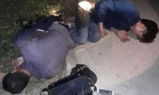 Hai nghi phạm trộm chó bị dân vây đánh hội đồng, đốt rụi xe máy