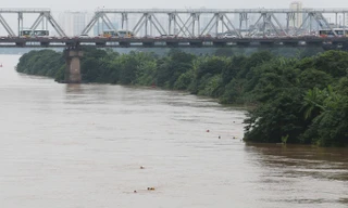 Người dân đổ về cầu Long Biên bơi lội khi nước lên cao