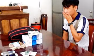 Phan Hoàng Phúc cùng tang vật tại cơ quan điều tra