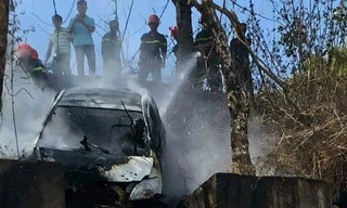 Chiếc xe cháy trơ khung cùng xác người cha và con trai phía trong